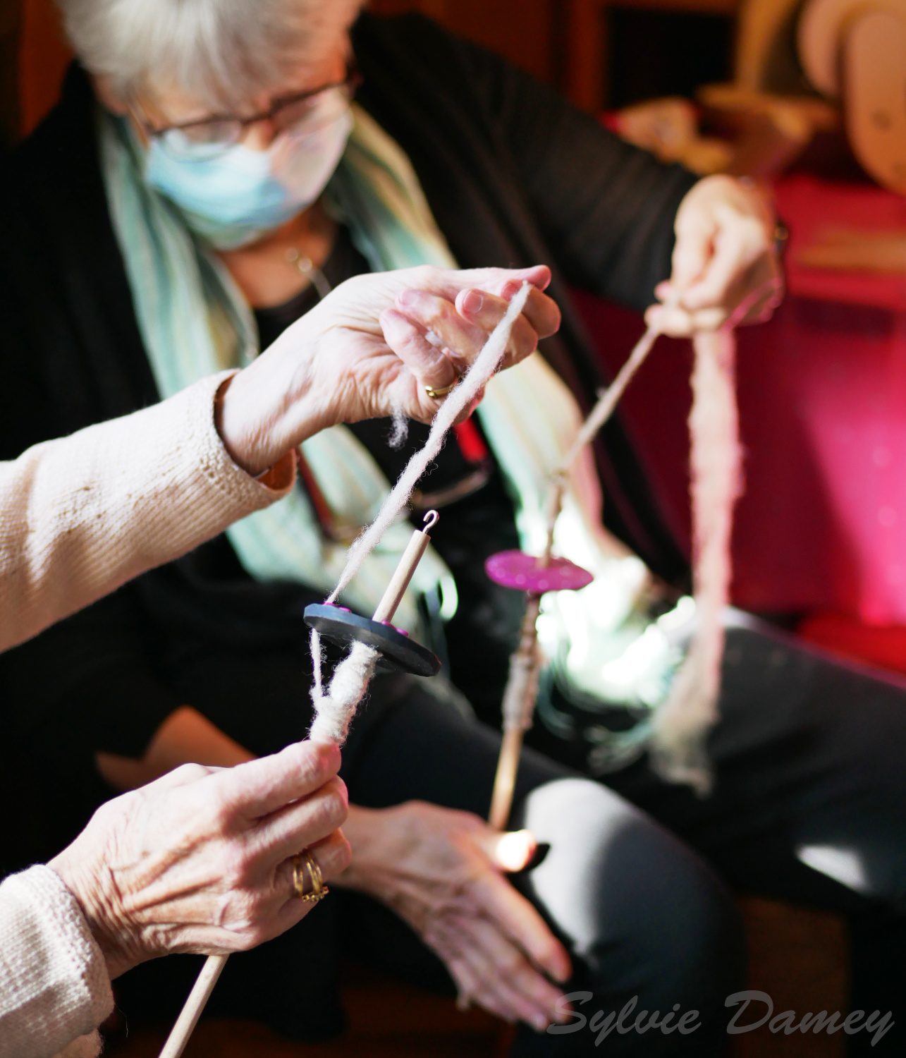 Atelier de filage de la laine au rouet et au fuseau Sylvie Damey.fr Atelier de filage de la laine au rouet et au fuseau Sylvie Damey.fr